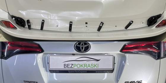 Ремонт вмятины крышки багажника Toyota RAV4 без покраски